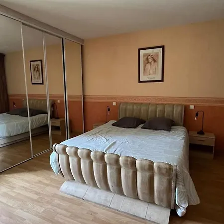 Вилла Spacieuse Avec Piscine A Bas-segala *