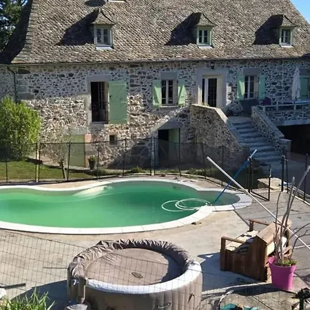 Spacieuse Avec Piscine A Bas-segala *