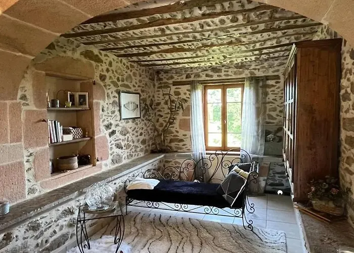 Villa Spacieuse Avec Piscine A Bas-segala *