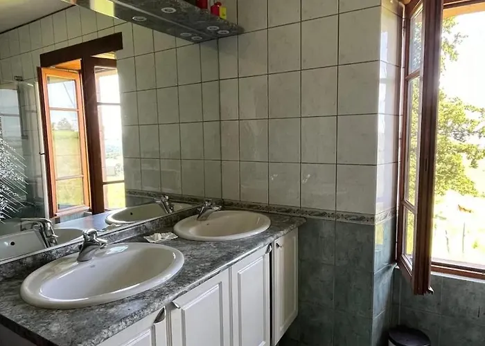 Villa Spacieuse Avec Piscine A Bas-segala La Bastide-l'Eveque